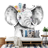 Papier peint panoramique éléphant plumes colorées illustré, dans une chambre d'enfant