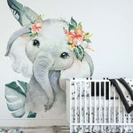 Deuxième vue du papier peint éléphant tout mignon dans une chambre d'enfant