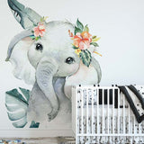 Deuxième vue du papier peint éléphant tout mignon dans une chambre d'enfant