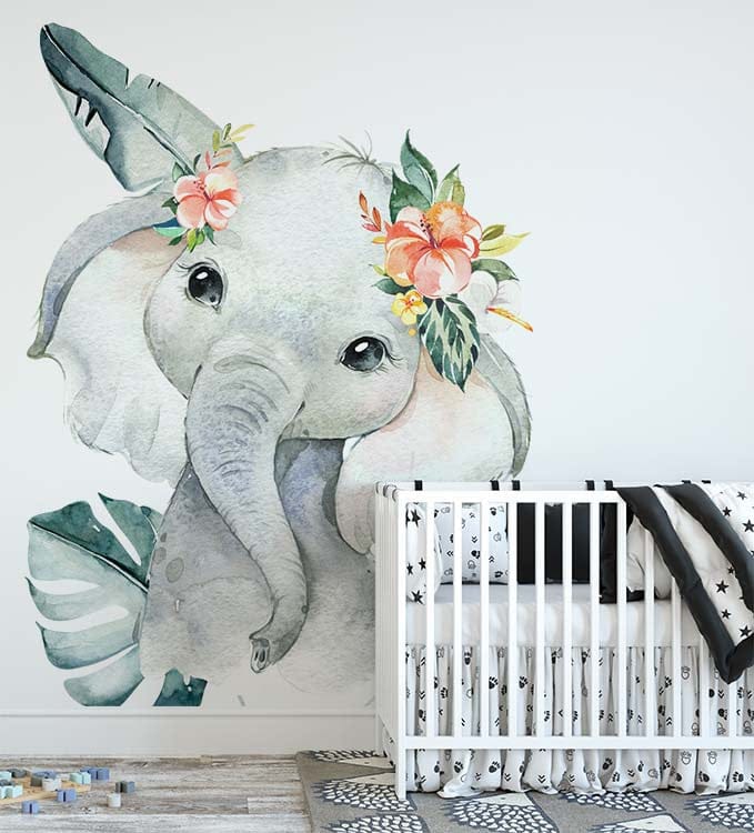 Deuxième vue du papier peint éléphant tout mignon dans une chambre d'enfant