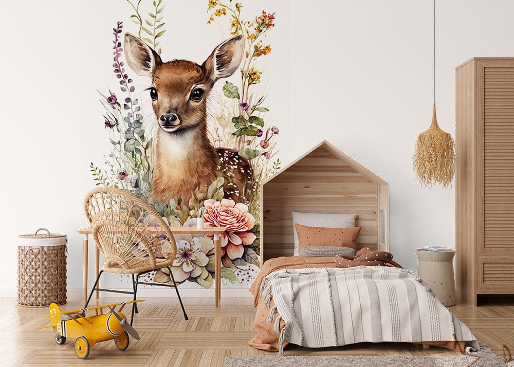 Papier peint panoramique fleuri biche 2 illustré, dans une chambre d'enfant