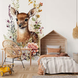 Papier peint panoramique fleuri biche 2 illustré, dans une chambre d'enfant