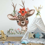 Papier peint panoramique fleuri biche couronne de fleurs illustré, dans une chambre d'enfant