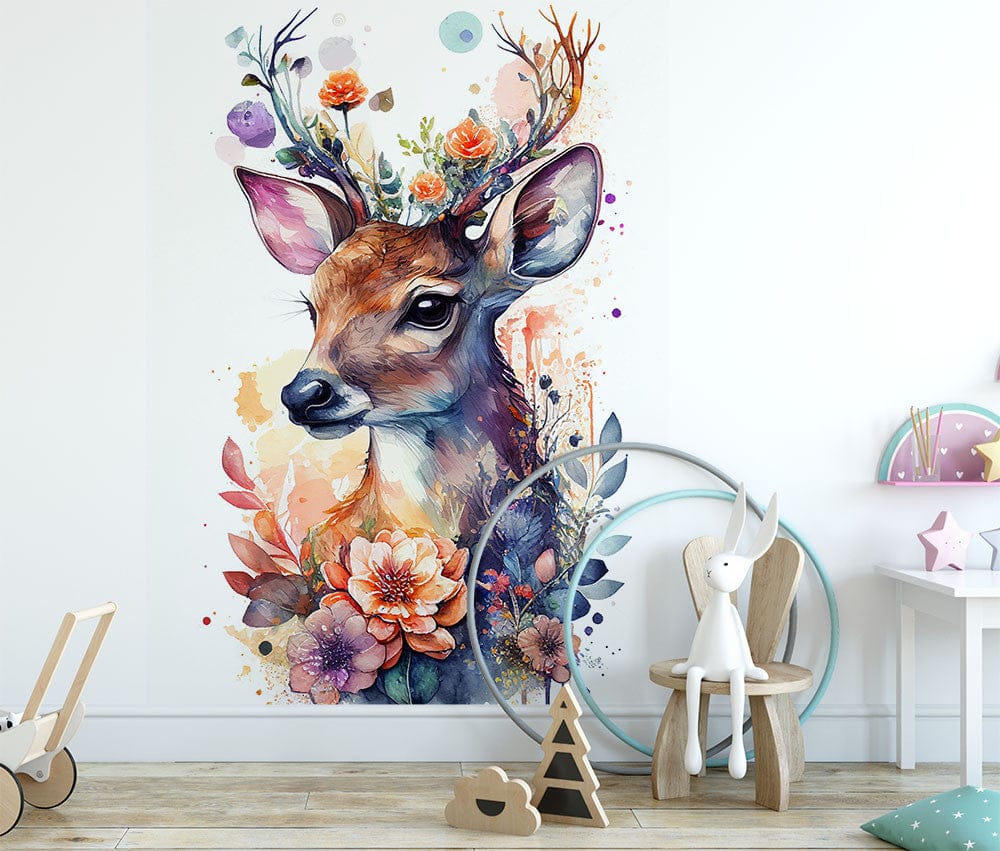 Deuxième vue du papier peint fleuri cerf aquarelle couronne dans une chambre d'enfant