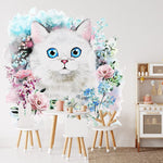 Deuxième vue du papier peint fleuri chat mignon couronne dans une chambre d'enfant