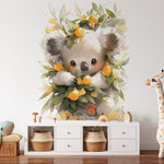 Deuxième vue du papier peint fleuri koala couronne de fleurs dans une chambre de bébé