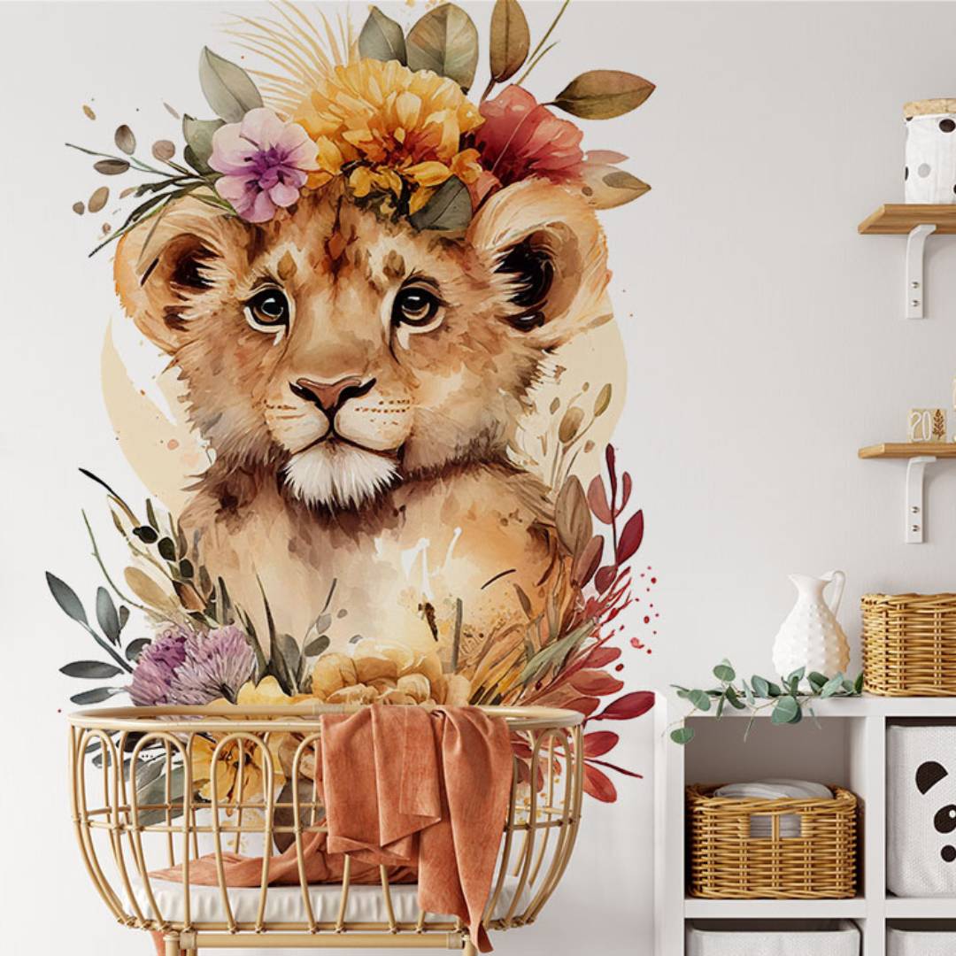 Papier peint panoramique fleuri lion aquarelle couronne illustré, dans une chambre d'enfant