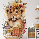 Papier peint panoramique fleuri lion aquarelle couronne illustré, dans une chambre d'enfant
