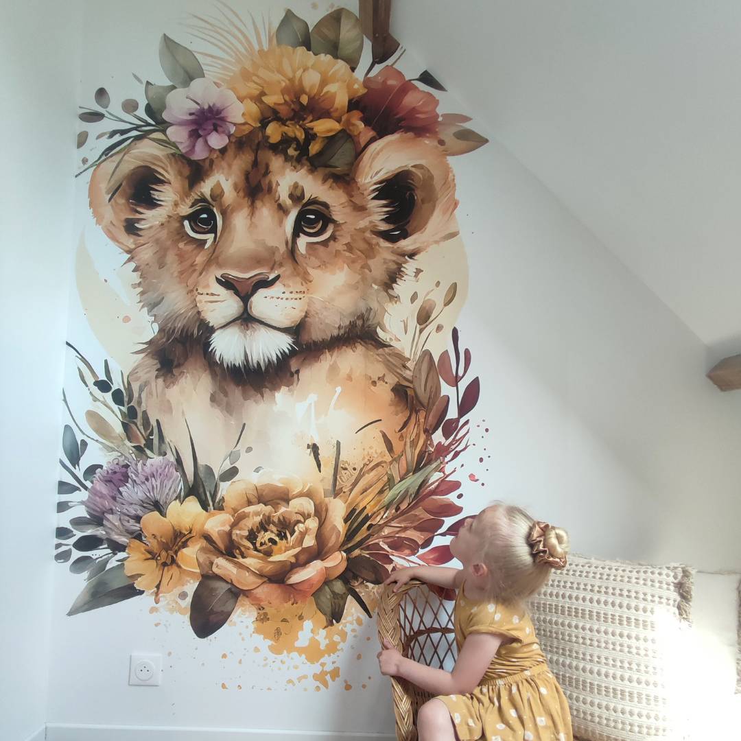 Deuxième vue du papier peint fleuri lion aquarelle couronne dans une chambre d'enfant