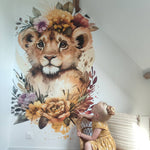Deuxième vue du papier peint fleuri lion aquarelle couronne dans une chambre d'enfant