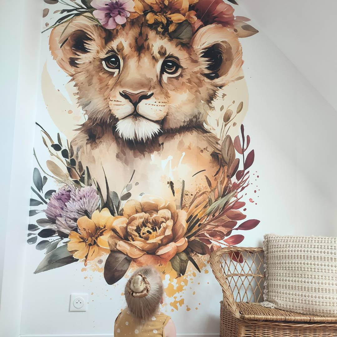 Troisième vue du papier peint fleuri lion aquarelle couronne dans une chambre d'enfant