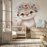 Deuxième vue du papier peint fleuri loutre couronne de fleurs dans une chambre de bébé