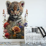 Deuxième vue du papier peint fleuri tigre dans une chambre de bébé