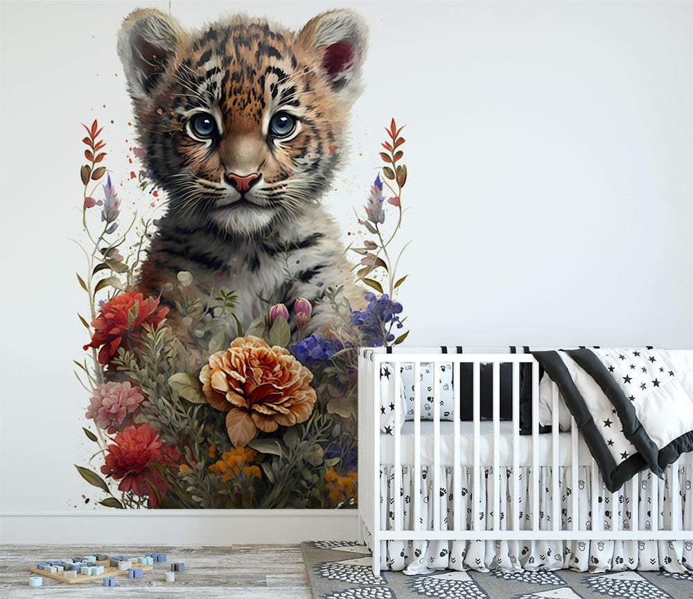 Deuxième vue du papier peint fleuri tigre dans une chambre de bébé