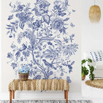 Papier peint panoramique floral vintage motif porcelaine illustré, dans une chambre adulte
