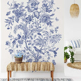 Papier peint panoramique floral vintage motif porcelaine illustré, dans une chambre adulte