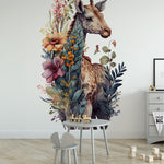 Deuxième vue du papier peint girafe couronne de fleurs dans une chambre d'enfant