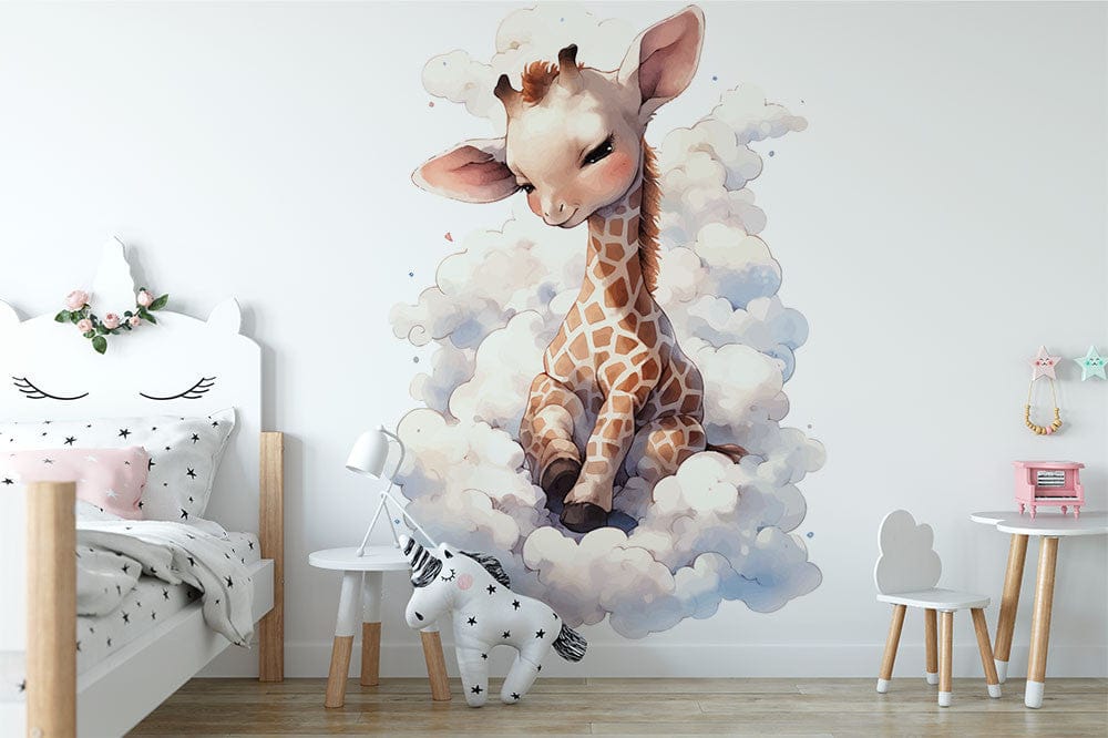 Papier peint panoramique girafe dans les nuages illustré, dans une chambre de bébé