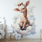 Papier peint panoramique girafe dans les nuages illustré, dans une chambre de bébé