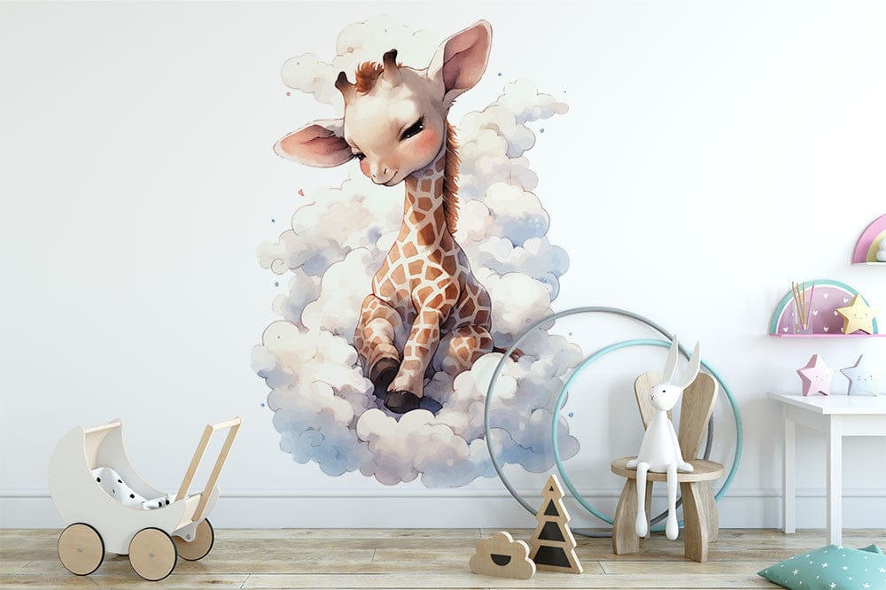 Deuxième vue du papier peint girafe dans les nuages dans une chambre de bébé