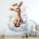 Deuxième vue du papier peint girafe dans les nuages dans une chambre de bébé