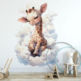Deuxième vue du papier peint girafe dans les nuages dans une chambre de bébé