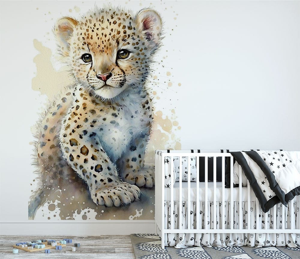 Deuxième vue du papier peint guépard aquarelle dans une chambre de bébé