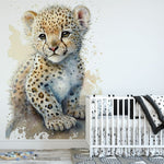 Deuxième vue du papier peint guépard aquarelle dans une chambre de bébé