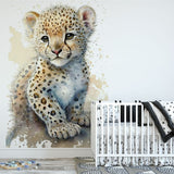 Deuxième vue du papier peint guépard aquarelle dans une chambre de bébé