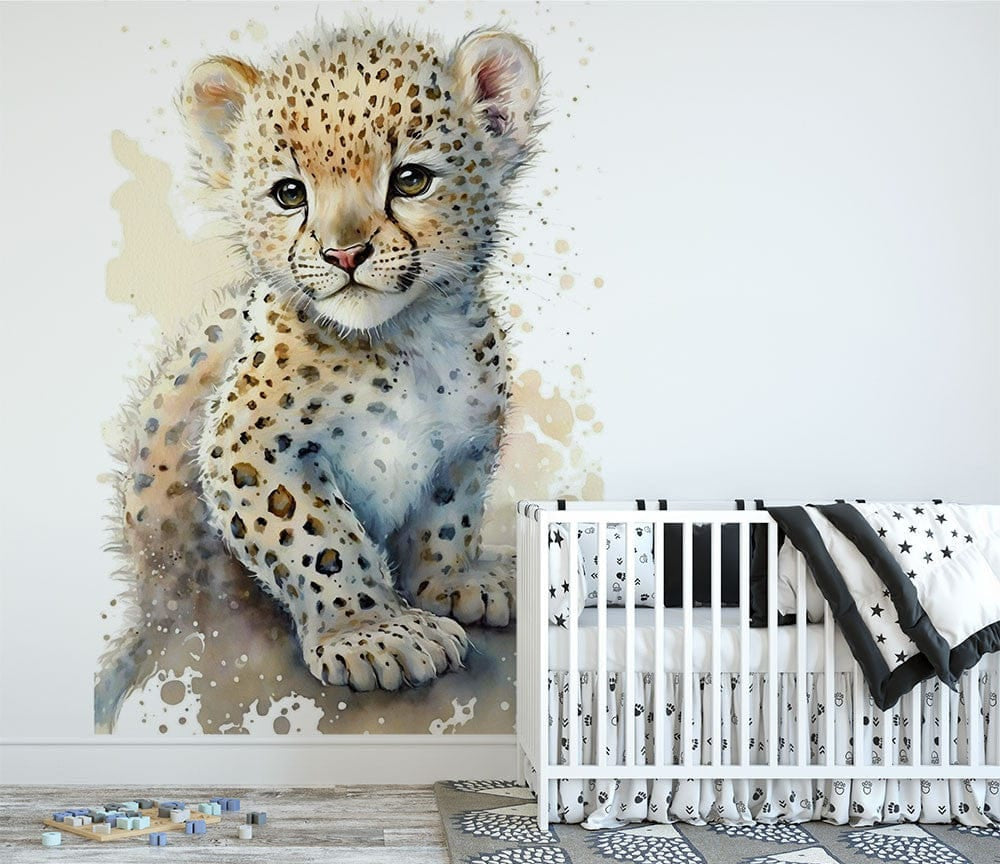 Deuxième vue du papier peint guépard aquarelle dans une chambre de bébé