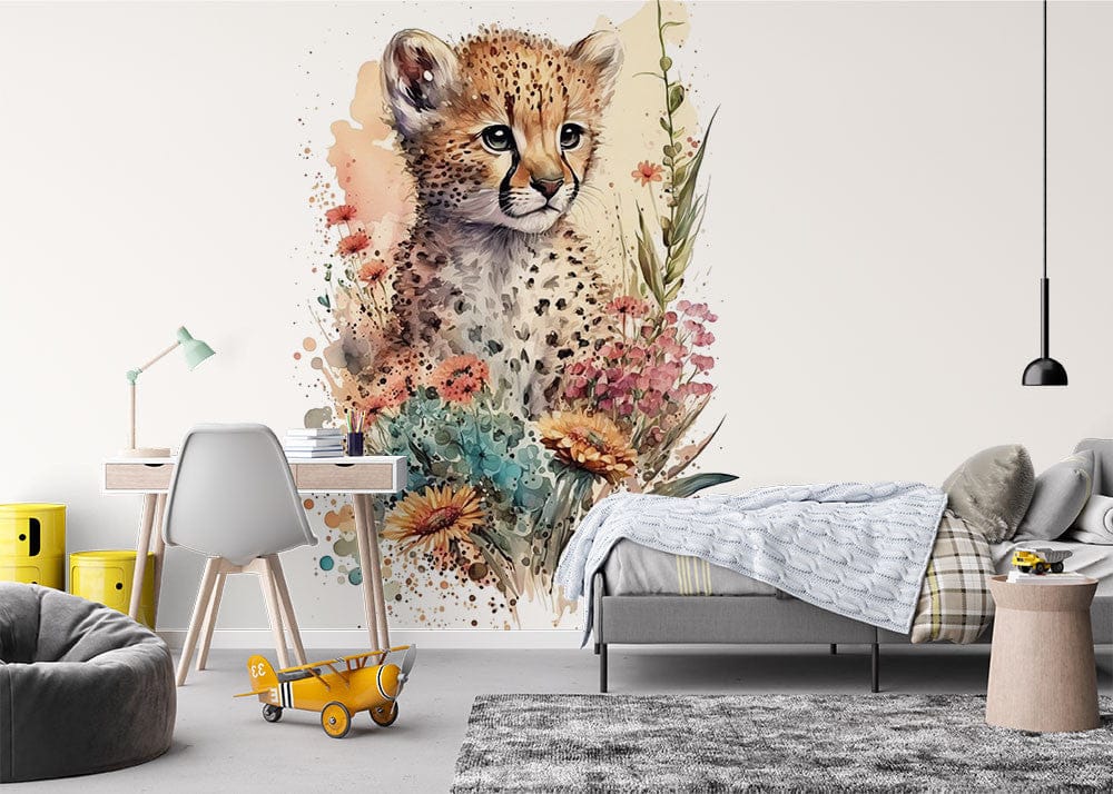 Deuxième vue du papier peint guépard aquarelle couronne dans une chambre de bébé