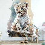 Papier peint panoramique guépard branche illustré, dans une chambre de bébé