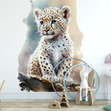 Papier peint panoramique guépard branche illustré, dans une chambre de bébé