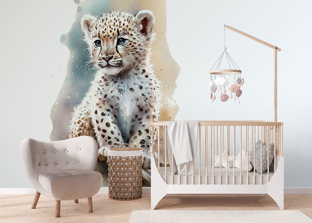 Deuxième vue du papier peint guépard branche dans une chambre de bébé