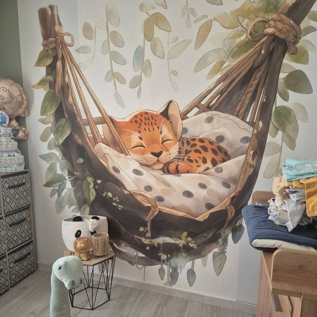 Deuxième vue du papier peint guépard hamac dans une chambre d'enfant