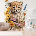 Papier peint panoramique guépard milieu fleurs illustré, dans une chambre de bébé