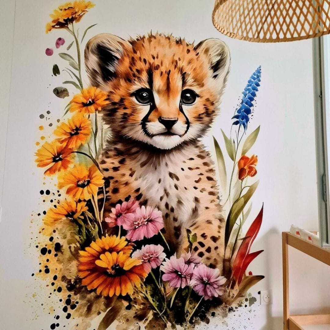 Troisième vue du papier peint guépard milieu fleurs dans une chambre de bébé