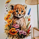 Troisième vue du papier peint guépard milieu fleurs dans une chambre de bébé