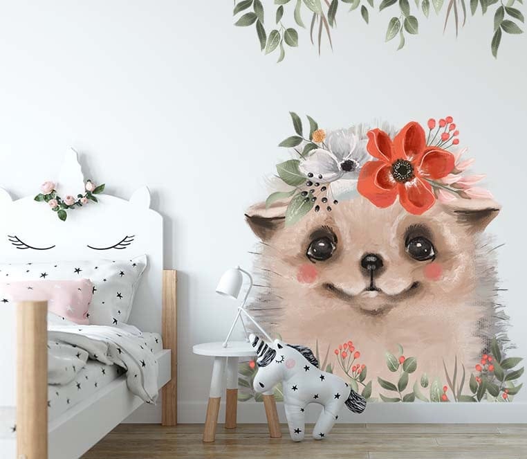 Papier peint panoramique hérisson couronne de fleurs illustré, dans une chambre d'enfant