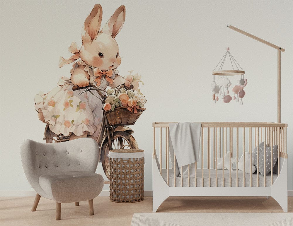 Deuxième vue du papier peint lapin à vélo dans une chambre de bébé