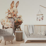 Deuxième vue du papier peint lapin à vélo dans une chambre de bébé