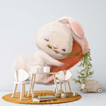 Deuxième vue du papier peint lapin câlin dans une chambre d'enfant