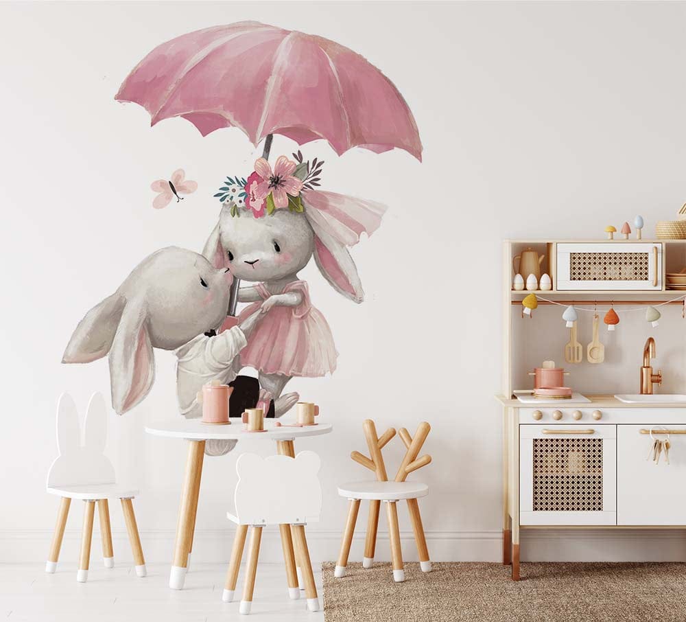 Deuxième vue du papier peint lapin dans les airs dans une chambre d'enfant