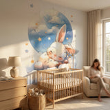 Troisième vue du papier peint lapin dans les nuages dans une chambre de bébé