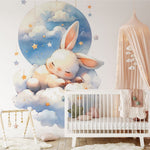 Quatrième vue du papier peint lapin dans les nuages dans une chambre de bébé