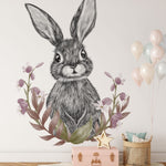 Deuxième vue du papier peint lapin fleurs dans une chambre d'enfant