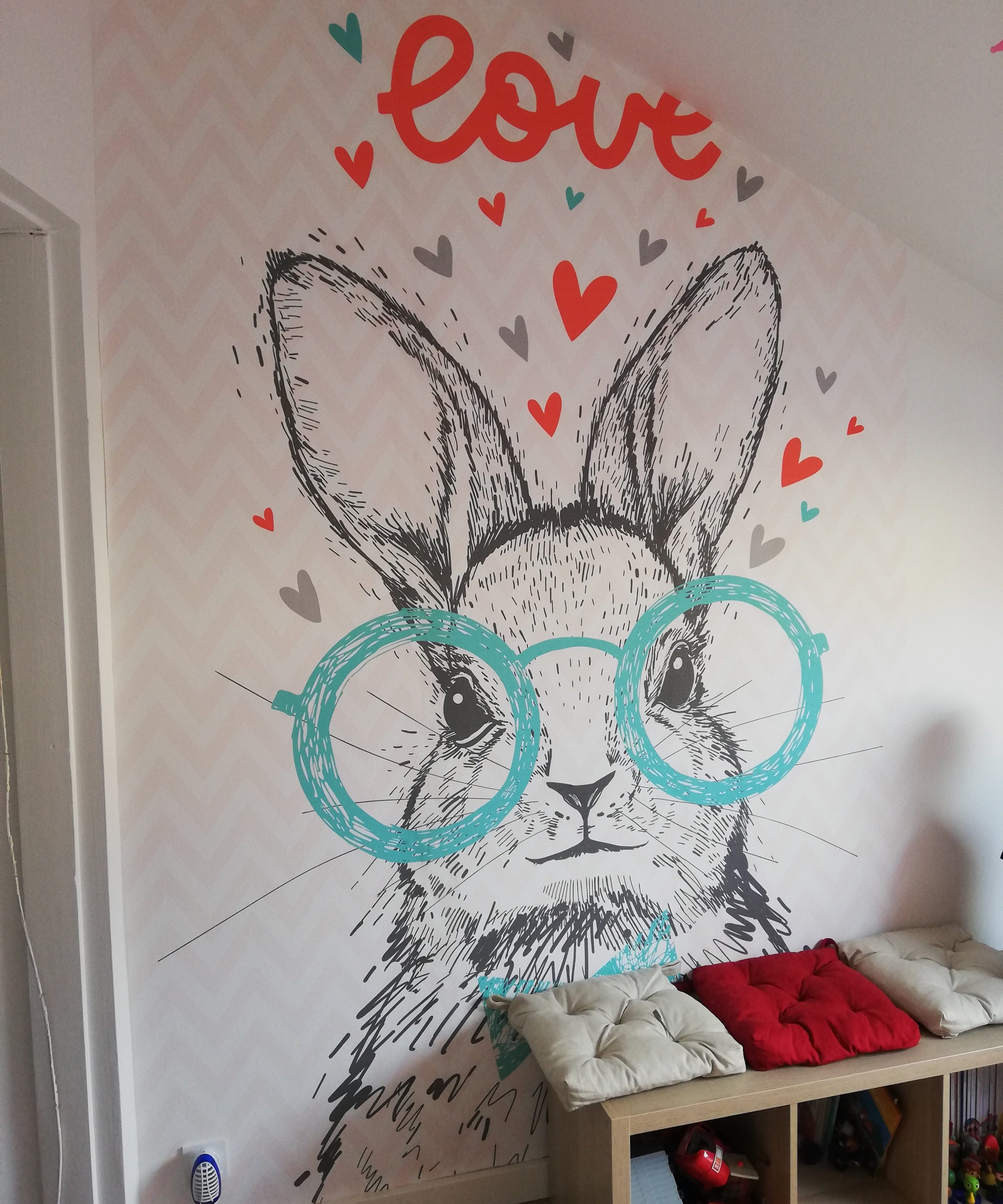 Deuxième vue du papier peint lapin love dans une chambre d'enfant