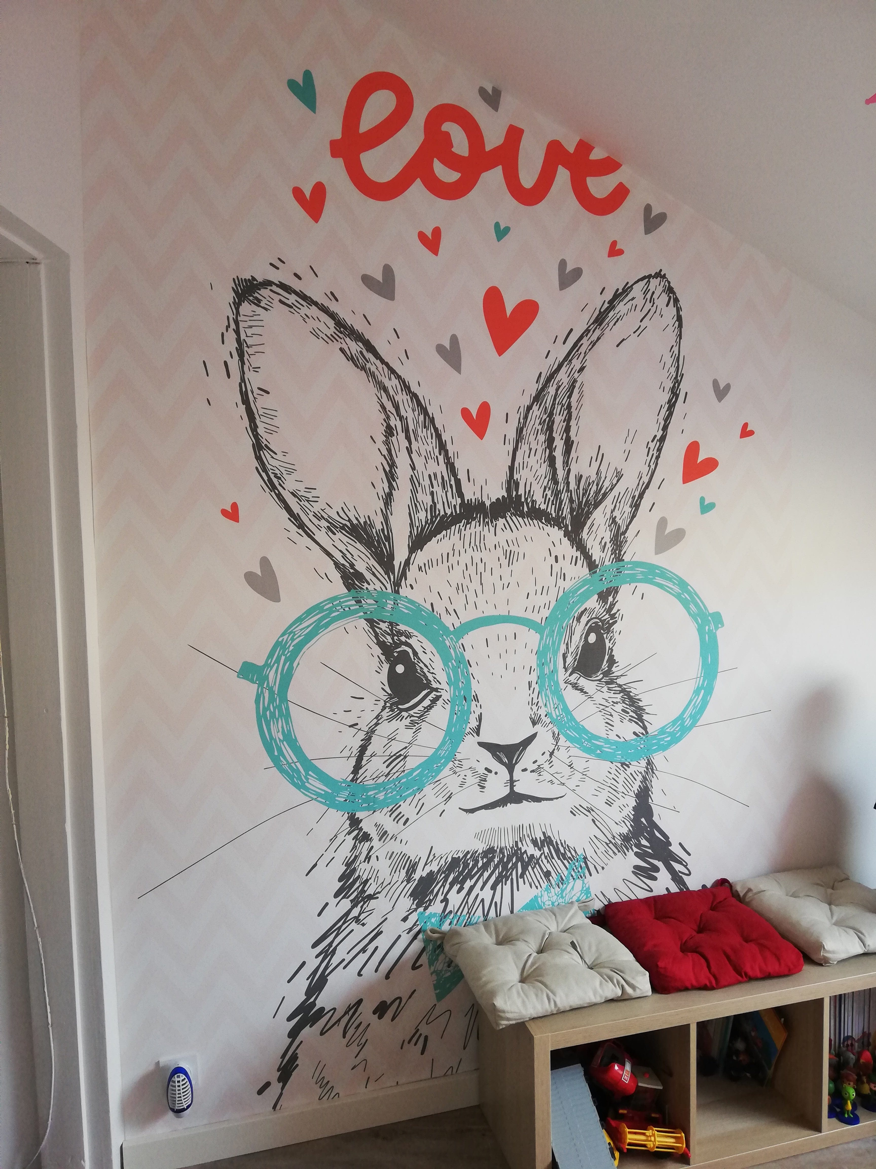 Deuxième vue du papier peint lapin love dans une chambre d'enfant