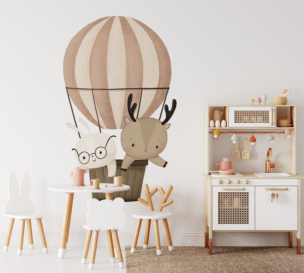 Papier peint panoramique lapin montgolfier renne illustré, dans une chambre d'enfant