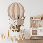Papier peint panoramique lapin montgolfier renne illustré, dans une chambre d'enfant